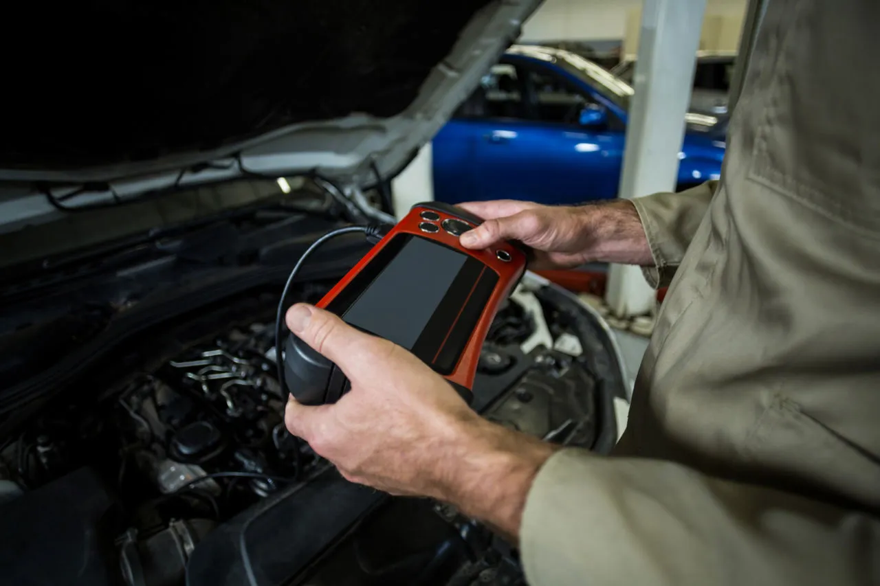 Diagnosi elettronica auto con strumento professionale