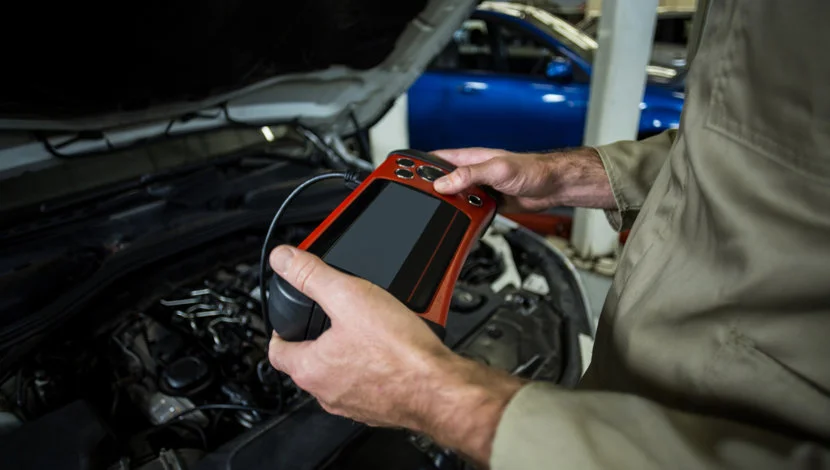 Diagnosi elettronica auto con strumento professionale
