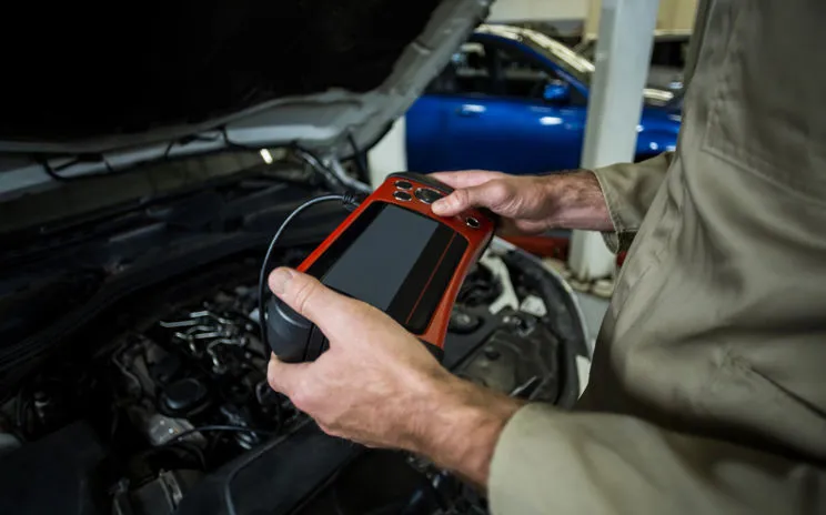 Diagnosi elettronica auto con strumento professionale