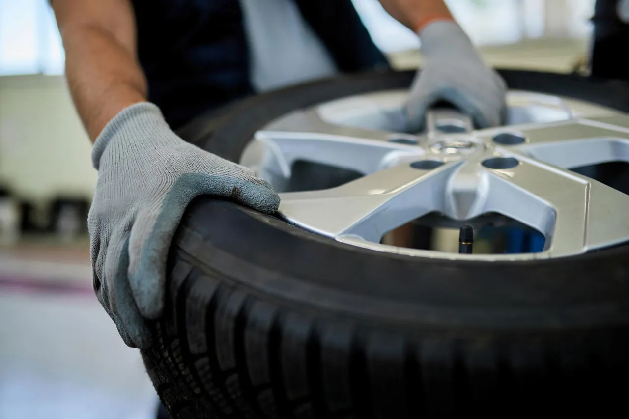 riparazione di un pneumatico forato in officina