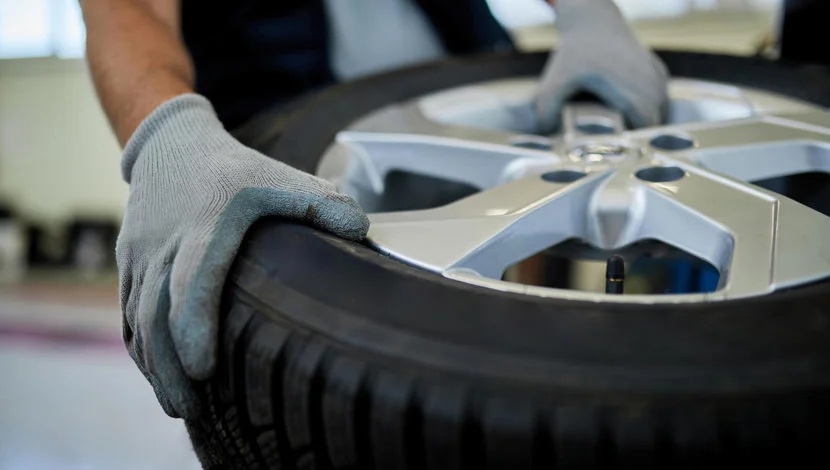 riparazione di un pneumatico forato in officina