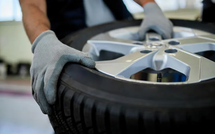 riparazione di un pneumatico forato in officina